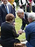 Der Vertreter der russischen Botschaft bedankte sich bei der Zeitzeugin, welche die Existenz des Massengrabes an die Behörden gemeldet hatte.[2]