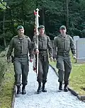 Soldaten mit der Bataillonsfahne