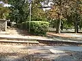 Los geht’s von einer aufgeschütteten Terrasse am Park mit dem Gradierbau&nbsp;I