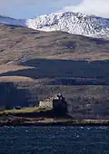 Ansicht von der Wasserseite mit den Bergen von Mull im Hintergrund