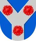In Blau eine silberne Deichsel, mit 3&nbsp;Rosen belegt (Somerniemi&nbsp;FI)