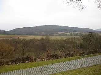 Mitte namenlose Erhebung (492 m), rechts dahinter der Sommerberg vom Dombachtal aus betrachtet mit dem Standort der Windkraftanlagen 1–3