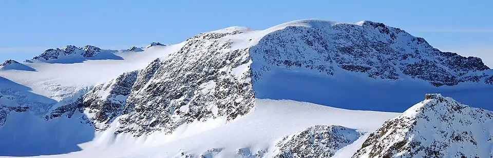 Die Sonklarspitze 2009 – noch mit kleinem Firngrat – von Osten (Agglsspitze), im Vordergrund das Becherhaus