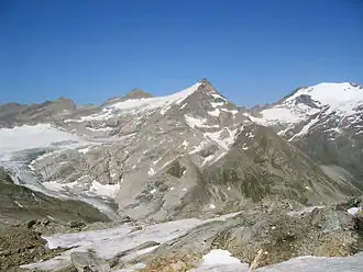 Blick von Osten auf den Hohen Sonnblick (Bildmitte). Rechts der Hocharn. Juli 2007