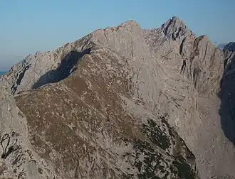 Sonneck (Mitte) von Südwesten, rechts dahinter die Ellmauer Halt, vorne rechts das Schneekar, im Vordergrund Wiesberg und Kopfkraxn