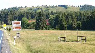 Nordseite des Großen Sonnenberges; links die Bundesstraße 242
