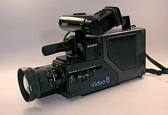 Video-8-Kamera Sony CCD-V8AF, 1985, mit Teleadapter