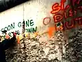 Mauerspecht am Schriftzug