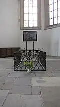 Das Grab im südlichen Seitenschiff, dahinter Cranachs 14 Nothelfer