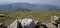 Blick vom Gipfel nach Süden, links der Lurg Mhòr, rechts die Spitze des Bidein a’ Choire Sheasgaich