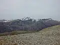 Blick vom Gipfel des Am Faochagach nach Westen zu den „Deargs“, in Bildmitte die breite Kuppe des Beinn Dearg, rechts der Cona’ Mheall