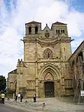 Westfassade der Abteikirche von Souvigny