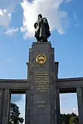 Russische Inschrift des sowjetischen Sieges auf der zentralen Säule des Denkmals und Gedenken an die Toten des Großen Vaterländischen Krieges