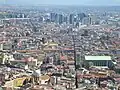 Die Hochhäuser in der oberen Mitte des Bildes bilden das Centro Direzionale. Hinter ihm befindet sich der Rest des Stadtteils Poggioreale.