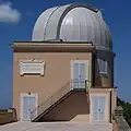 Teleskopkuppel auf dem Dach des Papstpalastes (2008). Die lateinische Inschrift bedeutet Kommt, betet Gott den Schöpfer an