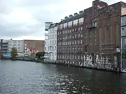 Ehemalige Speicherhäuser am Kreuzberger Ufer des Osthafens, Blick spreeaufwärts