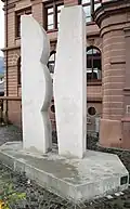 1986: Steinplastik vor dem Rathaus, Ilanz