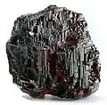 Weinroter Spessartin von ungewöhnlicher Form und Größe (7,5 × 6,5 × 3&nbsp;cm) aus Minas Gerais, Brasilien