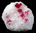 Roter Spinell im Muttergestein aus Luc Yen (Provinz Yen Bai), Vietnam (Größe:&nbsp;6,2&nbsp;cm&nbsp;×&nbsp;5,9&nbsp;cm&nbsp;×&nbsp;2,9&nbsp;cm)