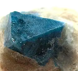 Himmelblauer Spinell aus Helena (Montana), USA (Gesamtgröße:&nbsp;2,6&nbsp;cm&nbsp;×&nbsp;1,8&nbsp;cm&nbsp;×&nbsp;1,8&nbsp;cm)