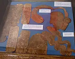 Repliken von Kupferplatten und Federn in Spiro, ausgestellt im Museum vor Ort