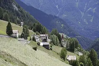 Blick von Oberspiss auf Mittelspiss mit der Expositurkirche