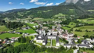 Westansicht von Spital am Pyhrn mit dem ehemaligen Kollegiatstift im Vordergrund