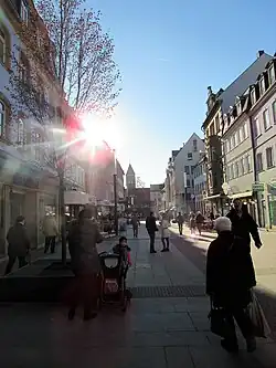 Spitalstraße mit Turm der Heilig-Geist-Kirche. 2017