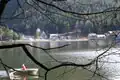 Blick über den See auf den Ort