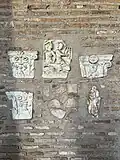 Spolien im Eingangsbereich