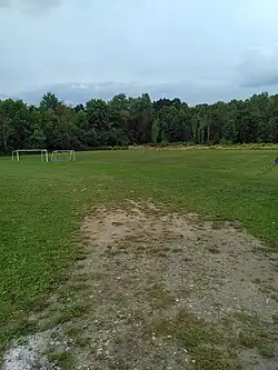 Rasenfußballplatz mit rollbaren Toren ohne weiße Markierungen