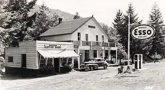 örtliche Tankstelle mit Shop und Cafe (um 1952)