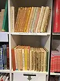 Büchergestell mit Spyris Büchern