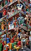 Detailansicht des Gopurams im Sri-Mariamman-Tempel in Singapur