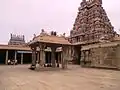 Innenhof mit bemalten Gopurams