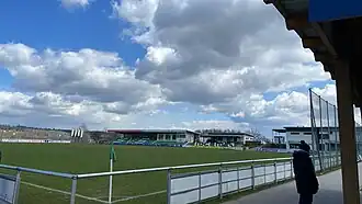 Städtisches Stadion am Reuthinger Weg – Blick auf die Haupttribüne, Vereinsheim und Kabinengebäude