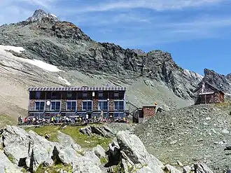 Stüdlhütte mit Schere, dahinter der Großglockner
