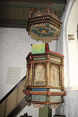Kanzel von 1635, im Fenster die Kanzeluhr
