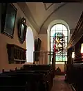 Das schöne Fenster, das Kirchengefängnis und die ältesten erhaltenen Sitzbänke
