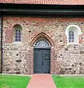 Einer der alten Eingänge und das Feldsteinmauerwerk