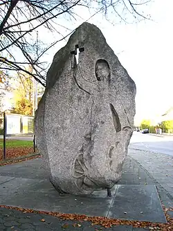 Denkmal für St.&nbsp;Johann von Capistran vor der Kirche