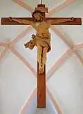 Das Chorkreuz schwebt über dem Altar