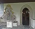 Figur des Schmerzensmannes neben dem Portal