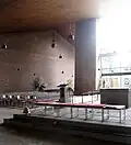 Blick über die Altarinsel auf seitliche Vorhalle und Innenhof