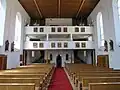Blick zur Empore mit Orgel und dem angebrachten Kreuzweg