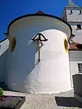 Der neue Chor von außen, mit Friedhofskreuz