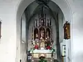 Der alte Chor im Turm, mit neogotischem Altar