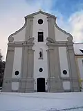 Kirchenfassade im Winter