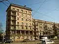 Haus der Spezialisten (1934–1937 mit G. A. Simonow, B. R. Rubanenko und dem Bildhauer G. A. Schulz), Lesnoi Prospekt 61, St. Petersburg[4]