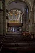 Blick durch das Hauptschiff zur Orgel